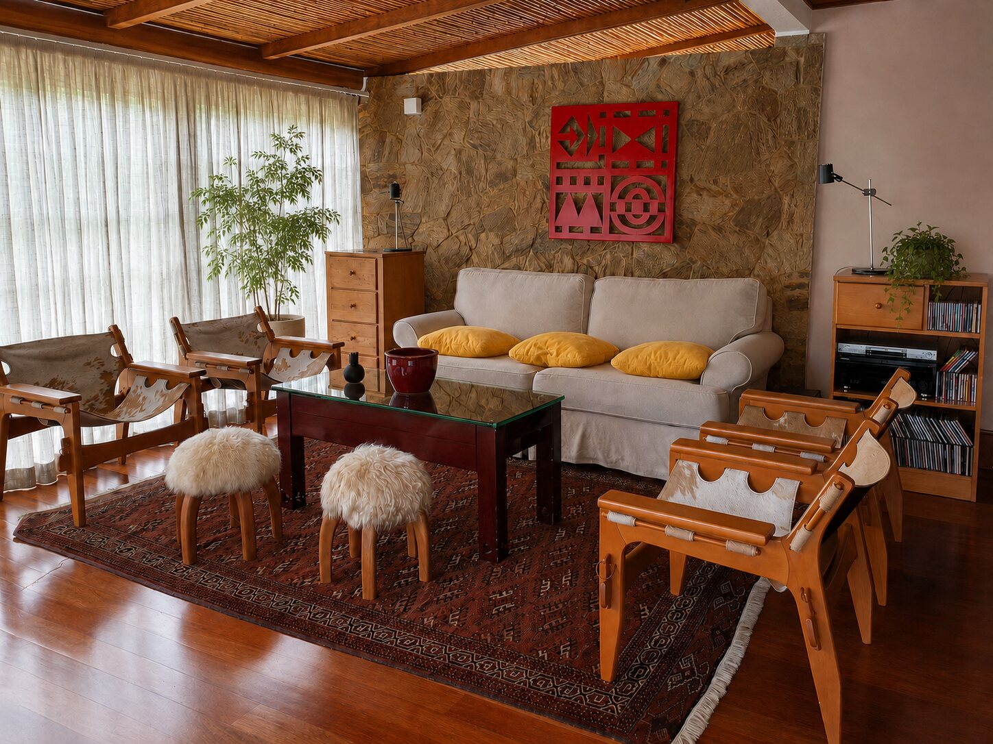 Sala da Casa de campo M&L no Brejal, Areal, com pedra, madeira e mobiliário afetivo
