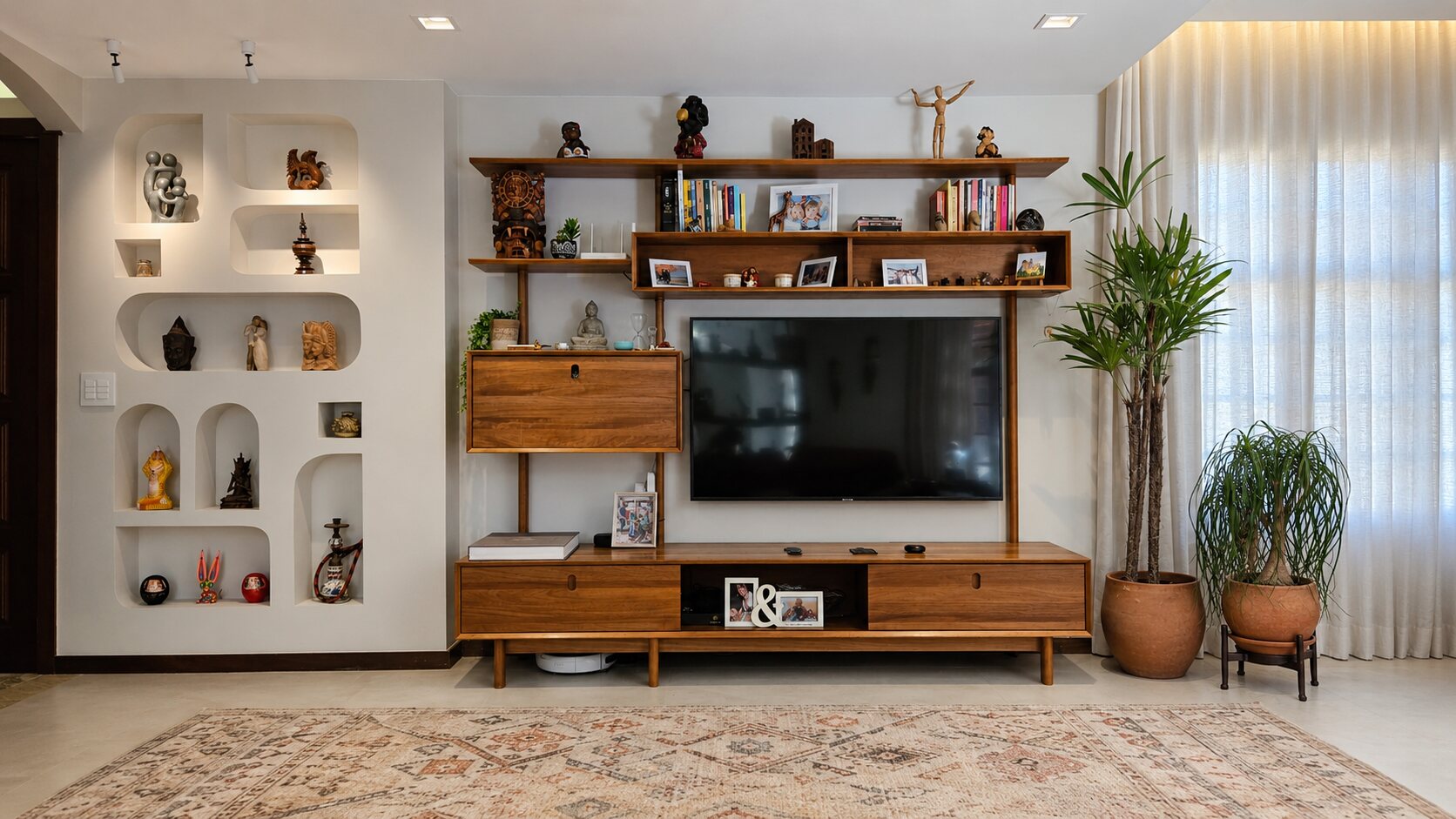 Sala da Casa GLR no Golfe com marcenaria para livros, objetos e televisão